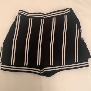 Maje skort, never worn. It’s too small for me